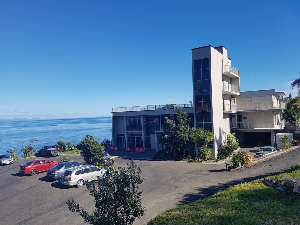 Te Kaha Beach Hotel Exterior foto